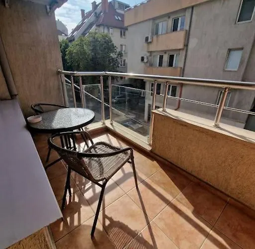 Cozy Central In Outskirts Of Old *